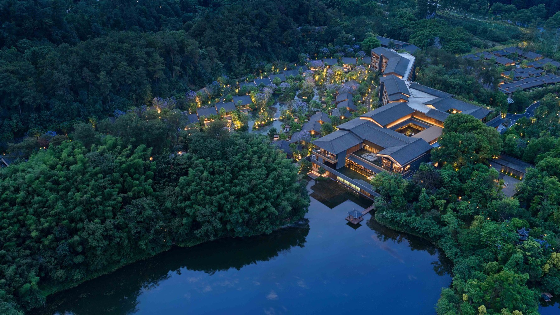 Banyan Tree Mount Emei resort at night