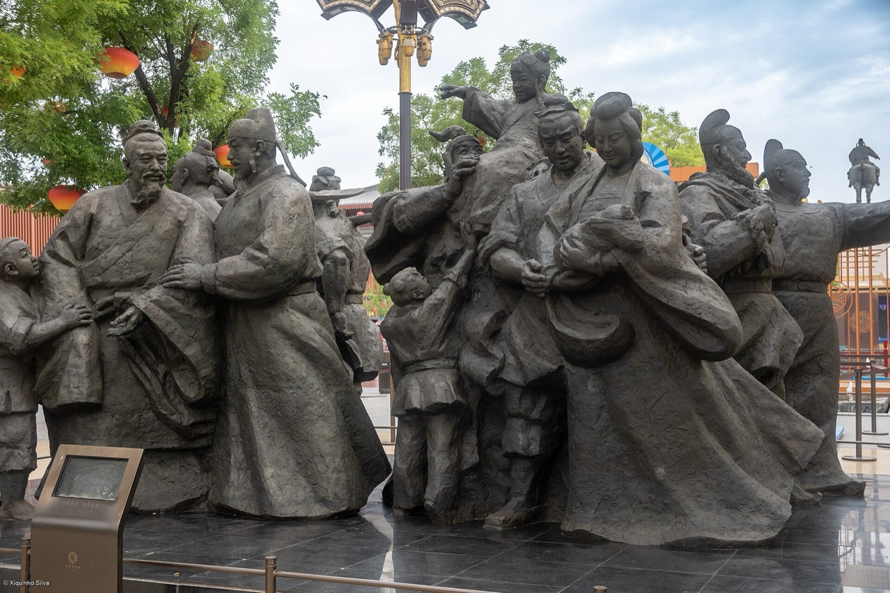 Tang-dynasty statue group on the Datang Everbright City pedestrian mile, Xi'an